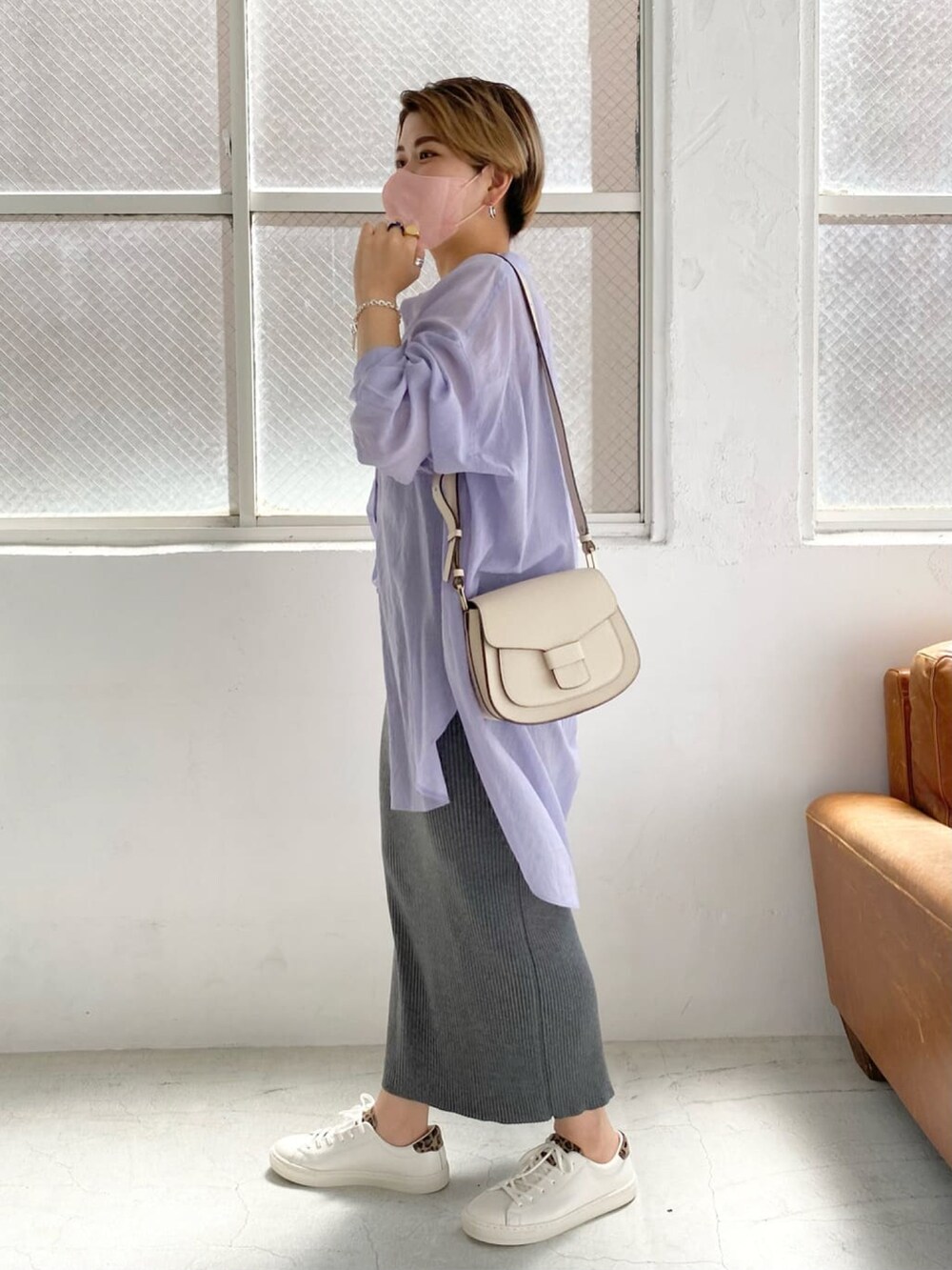 パープル系のニット/セーター、パープル系のシャツ/ブラウス、グレー系のスカートを着用したレディースの秋コーディネートの4枚目の写真