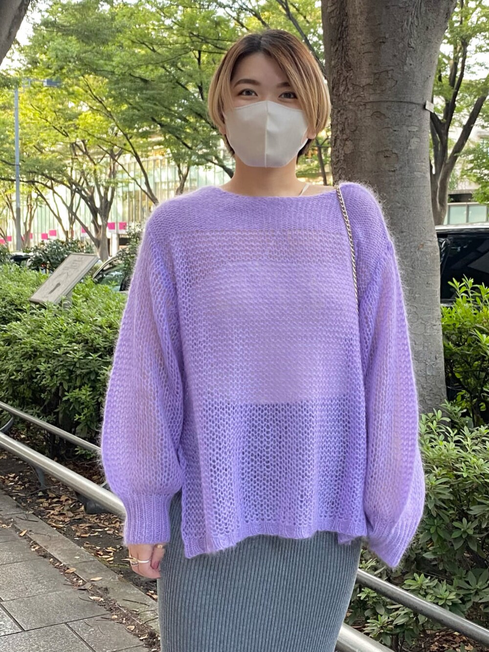 パープル系のニット/セーター、グレー系のスカート、ブラック系のブーツを着用したレディースの秋コーディネートの4枚目の写真