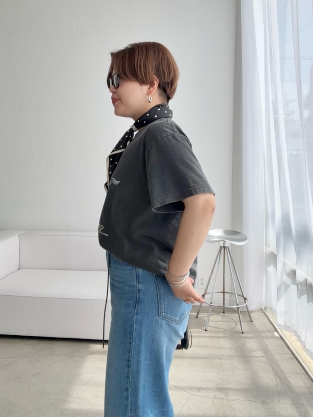 ブルー系のデニムパンツ、ブラック系のベルト、ブラック系のバンダナ/スカーフを着用したレディースの夏コーディネートの4枚目の写真