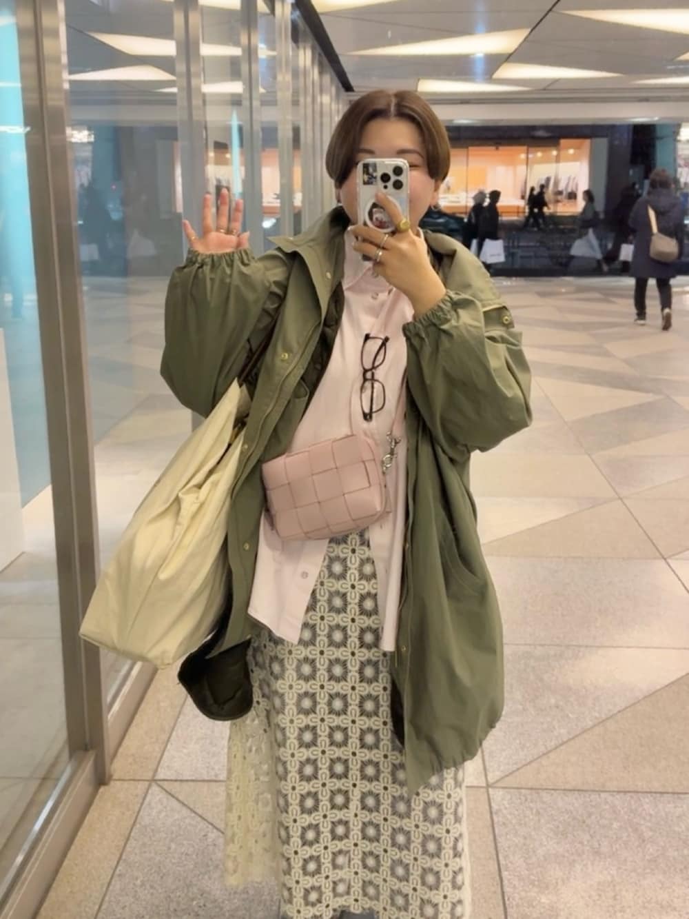 グリーン系のその他アウター、ピンク系のシャツ/ブラウス、ホワイト系のワンピースを着用したレディースの春コーディネートの2枚目の写真