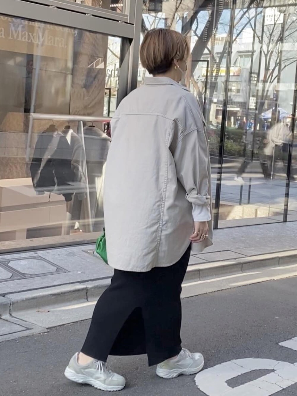 グレー系のシャツ/ブラウス、ホワイト系のTシャツ/カットソー、ブラック系のスカートを着用したレディースの春コーディネートの2枚目の写真