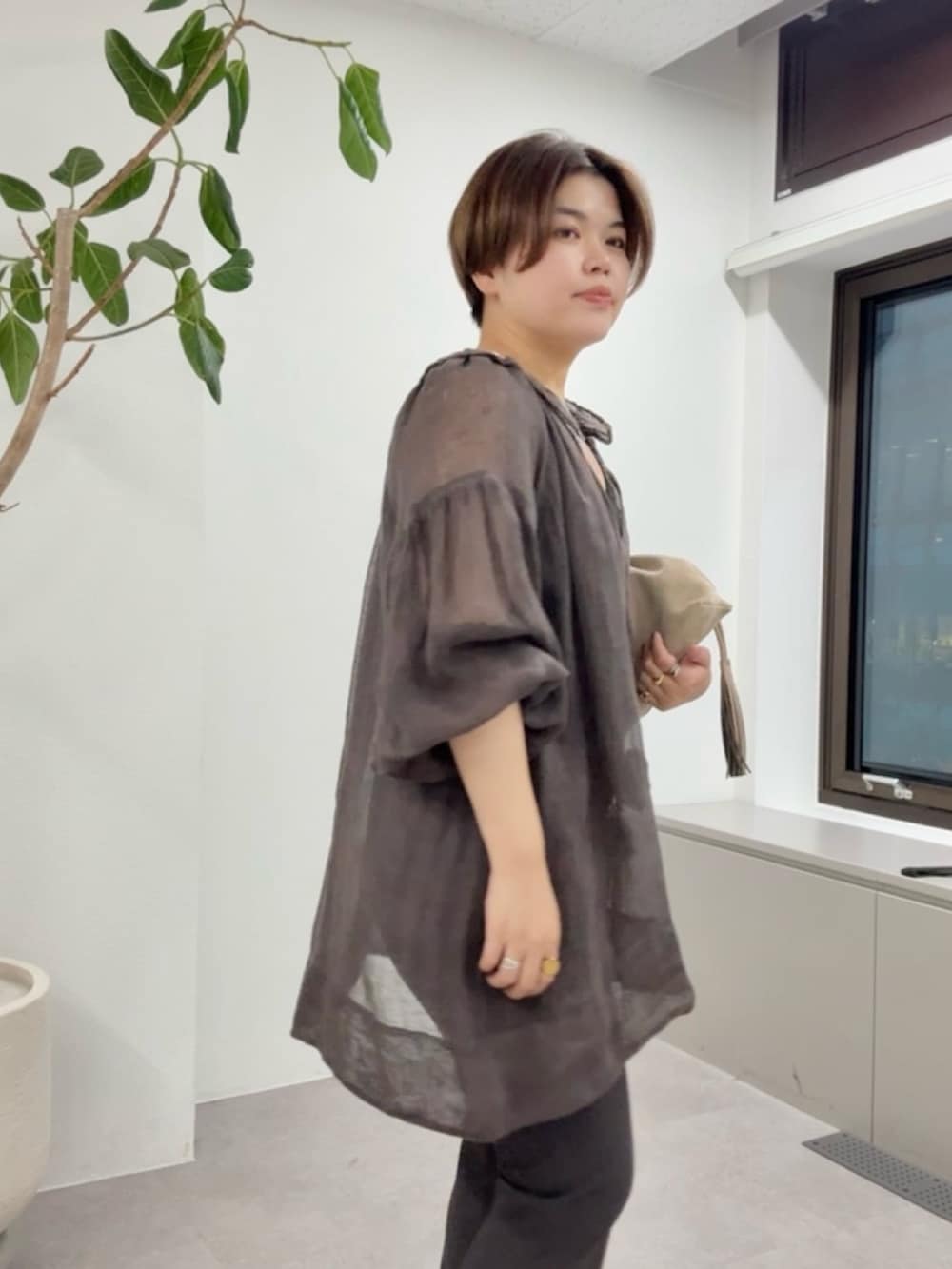 ブラウン系のその他パンツ、ブラウン系のシャツ/ブラウス、ベージュ系のショルダーバッグを着用したレディースの夏コーディネートの5枚目の写真