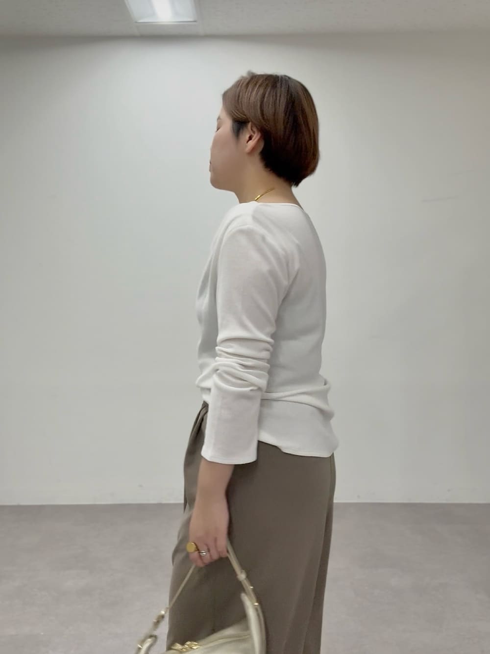 ホワイト系のTシャツ/カットソー、ブラウン系のその他パンツを着用したレディースの春コーディネートの5枚目の写真