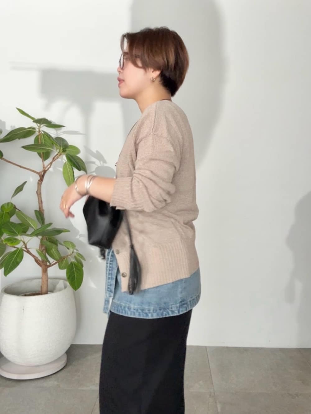 ブラック系のカーディガン/ボレロ、ブルー系のデニムスカート、ブラック系のワンピースを着用したレディースの夏コーディネートの5枚目の写真
