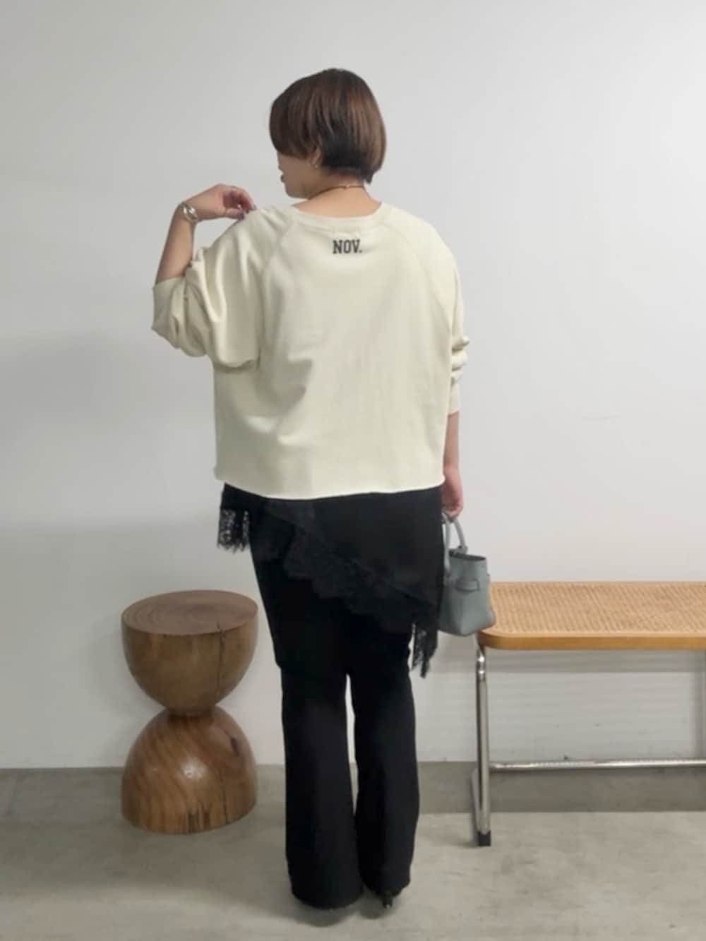 ホワイト系のスウェット、ブラック系のキャミソール、ブラック系のその他パンツを着用したレディースの春コーディネートの3枚目の写真