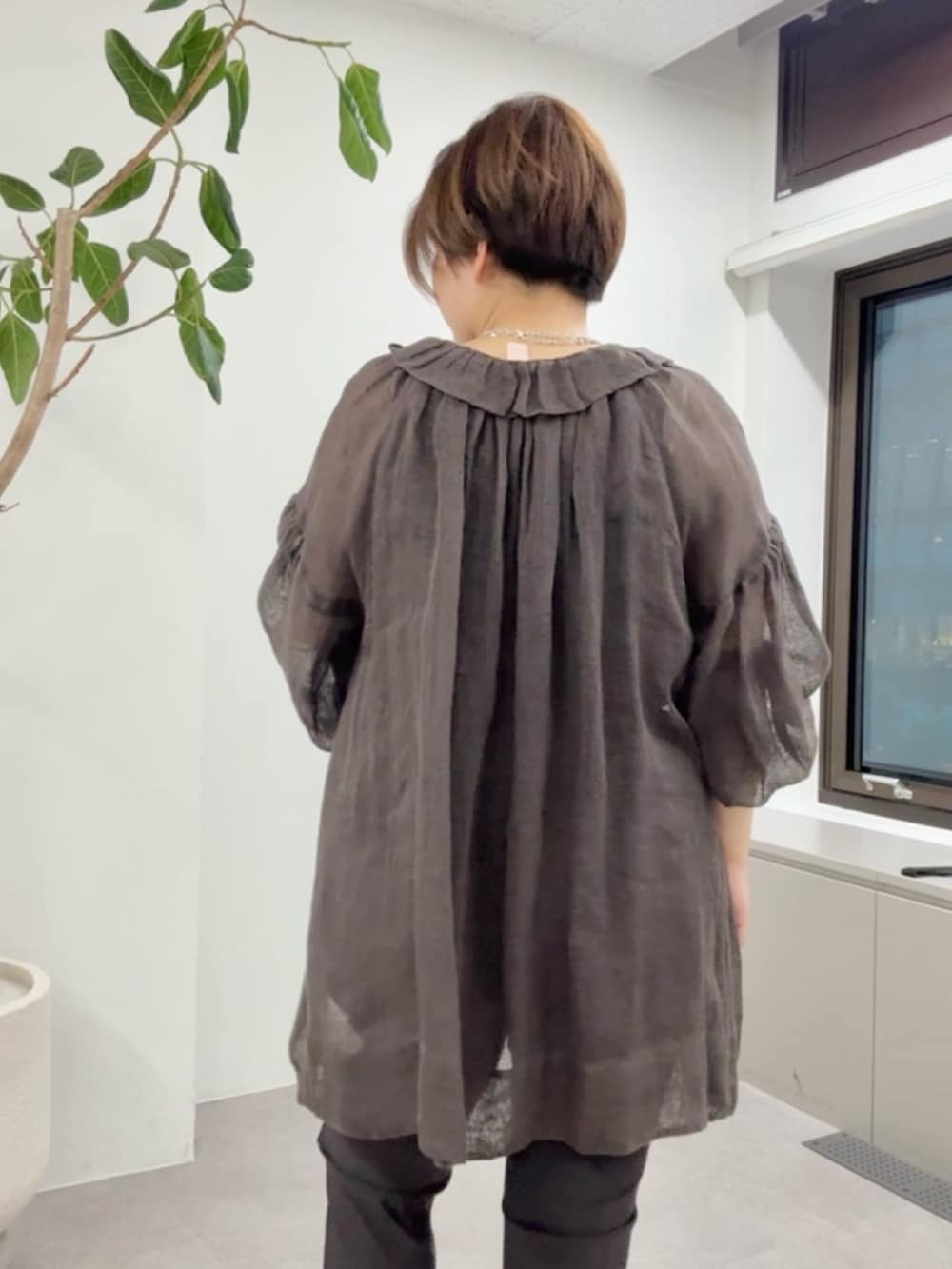 ブラウン系のその他パンツ、ブラウン系のシャツ/ブラウス、ベージュ系のショルダーバッグを着用したレディースの夏コーディネートの6枚目の写真