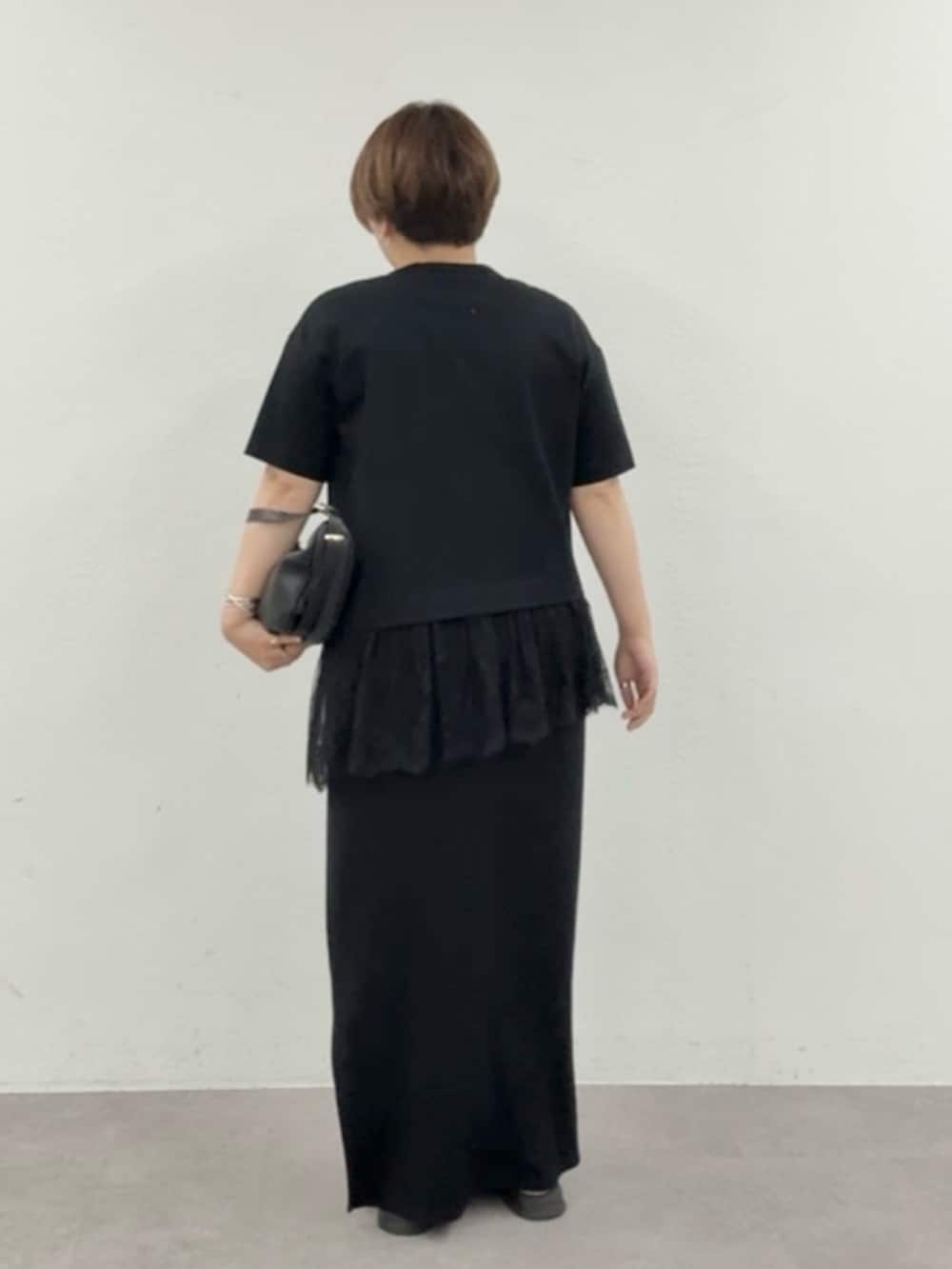 ブラック系のTシャツ/カットソー、ブラック系のワンピース、ブラック系のショルダーバッグを着用したレディースの夏コーディネートの2枚目の写真