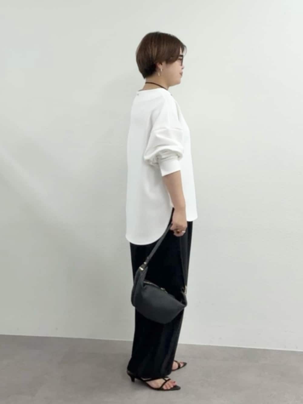 ホワイト系のTシャツ/カットソー、ブラック系のその他パンツを着用したレディースの夏コーディネートの2枚目の写真