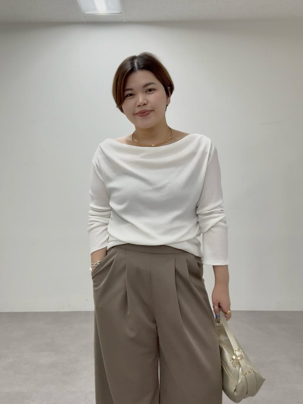 ホワイト系のTシャツ/カットソー、ブラウン系のその他パンツを着用したレディースの春コーディネートの4枚目の写真