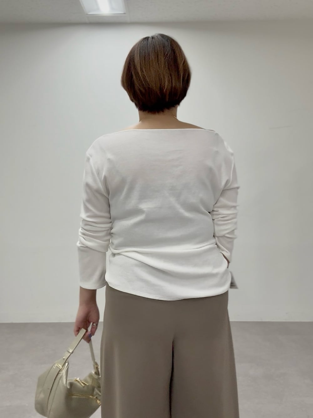 ホワイト系のTシャツ/カットソー、ブラウン系のその他パンツを着用したレディースの春コーディネートの6枚目の写真