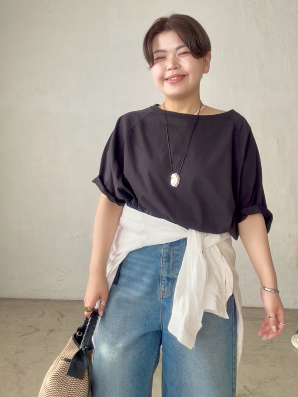 ブラック系のTシャツ/カットソー、ブルー系のデニムパンツ、ホワイト系のシャツ/ブラウスを着用したレディースの春コーディネートの3枚目の写真