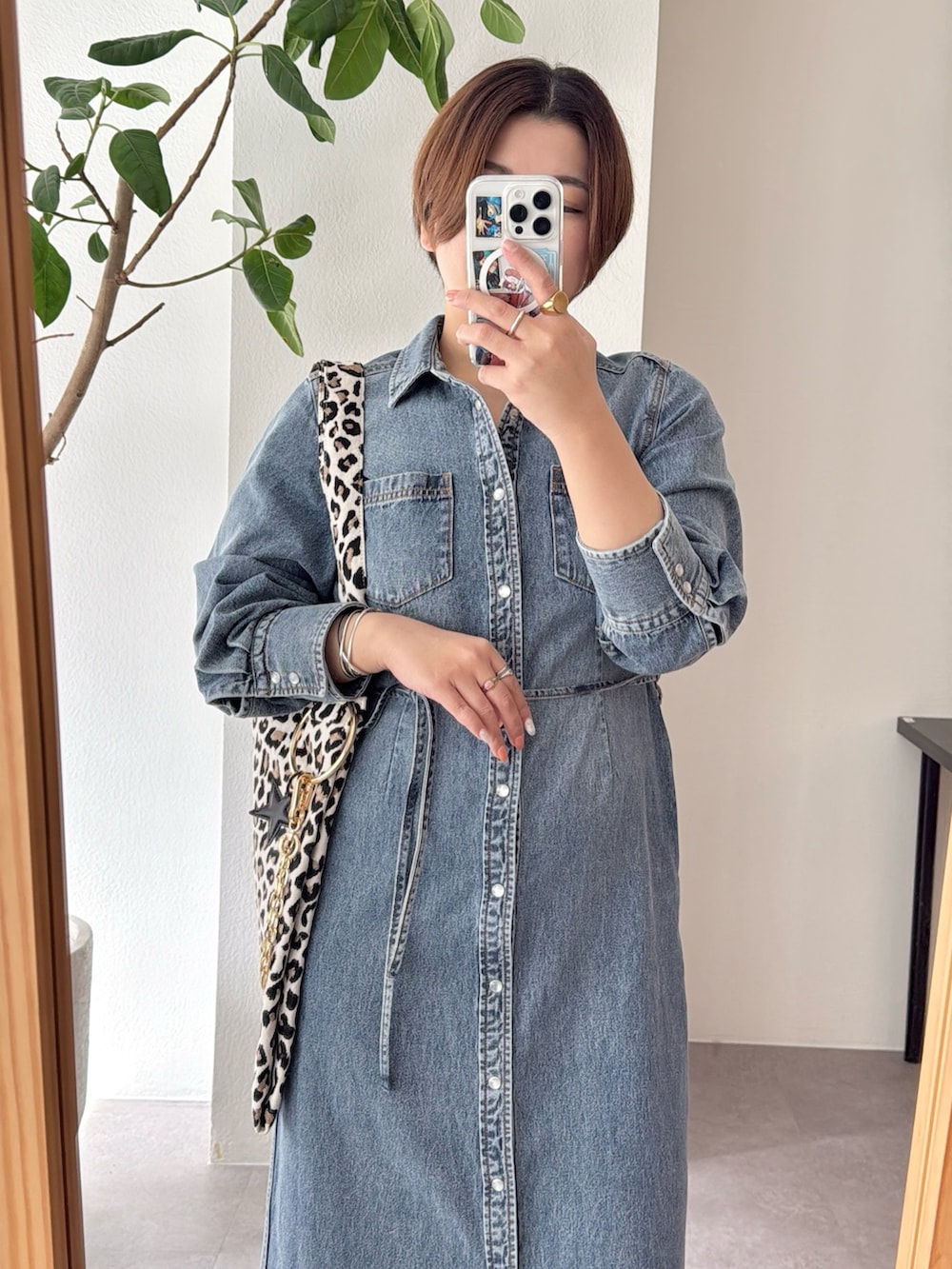 ブルー系のワンピースを着用したレディースの春コーディネートの2枚目の写真