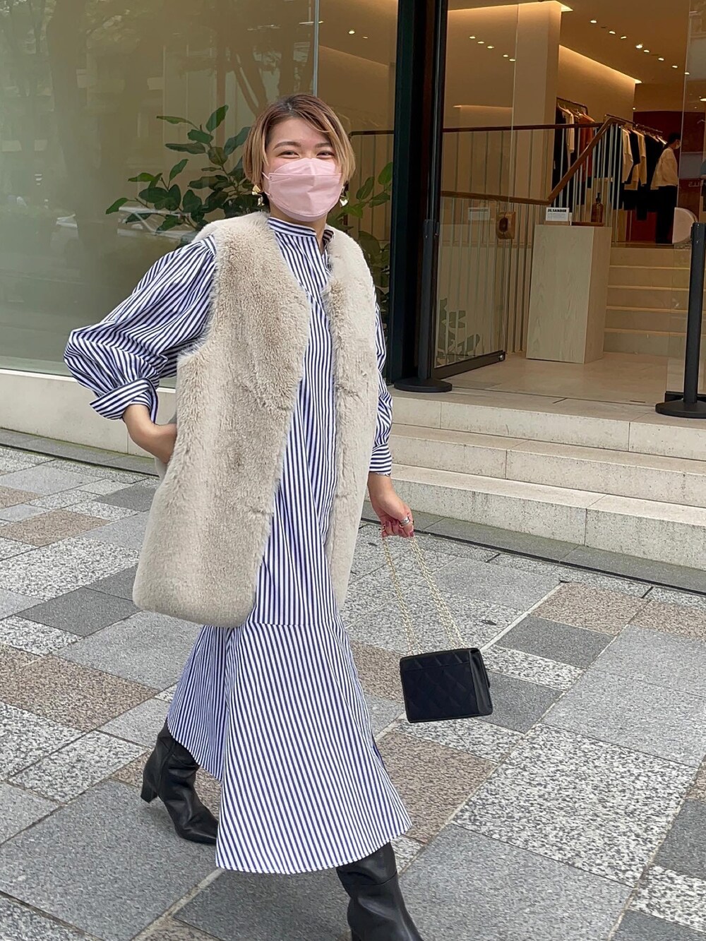 「秋コーデ、シンプルコーデ、大人カジュアル、今日のコーデ、きれいめカジュアル、トレンド、ファーベスト、ワンピース、リヴドロワ、RIVEDROITE」｜「RIVE DROITEの今年らしいスタイリングにぴったり/エコファーリバーシブルベスト（ベスト、ホワイト系）」を使った、asuka.kさん（レディース・161cm）の秋コーディネートの4枚目の写真