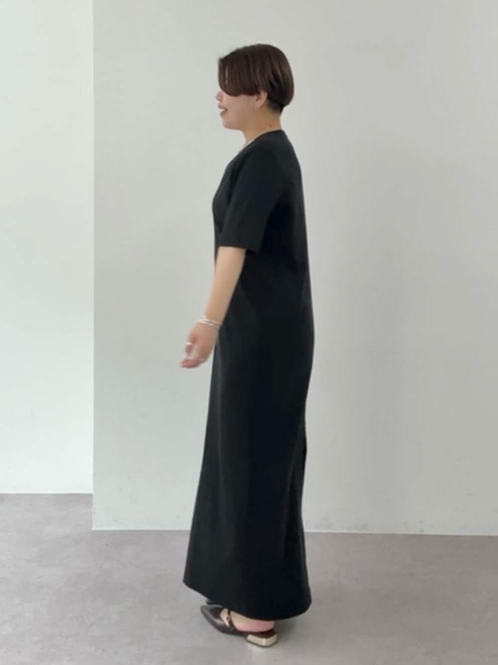 ブラック系のワンピースを着用したレディースの春コーディネートの2枚目の写真