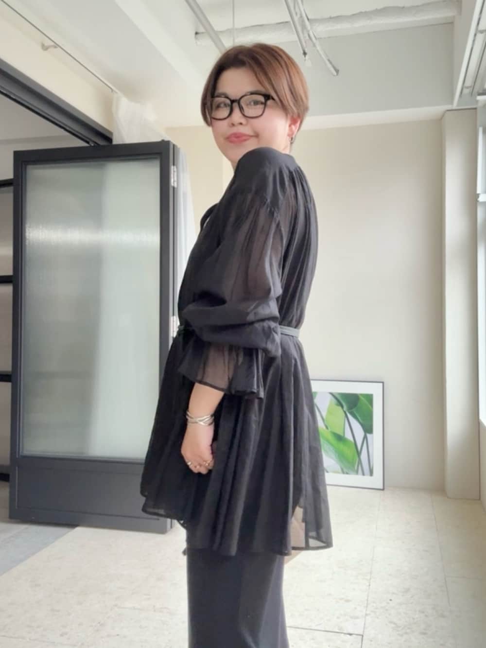 ブラック系のシャツ/ブラウス、ブラック系のワンピース、ブラック系のベルトを着用したレディースの春コーディネートの6枚目の写真