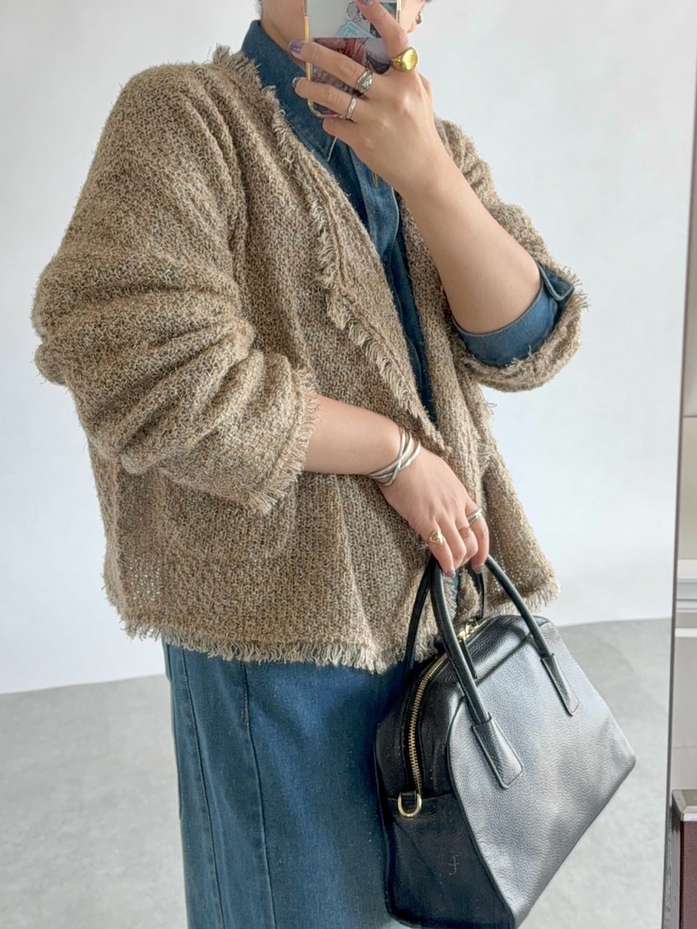 ベージュ系のカーディガン/ボレロ、ブルー系のつなぎ/オールインワンを着用したレディースの夏コーディネートの4枚目の写真