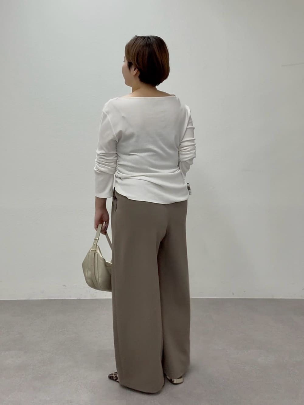 ホワイト系のTシャツ/カットソー、ブラウン系のその他パンツを着用したレディースの春コーディネートの3枚目の写真