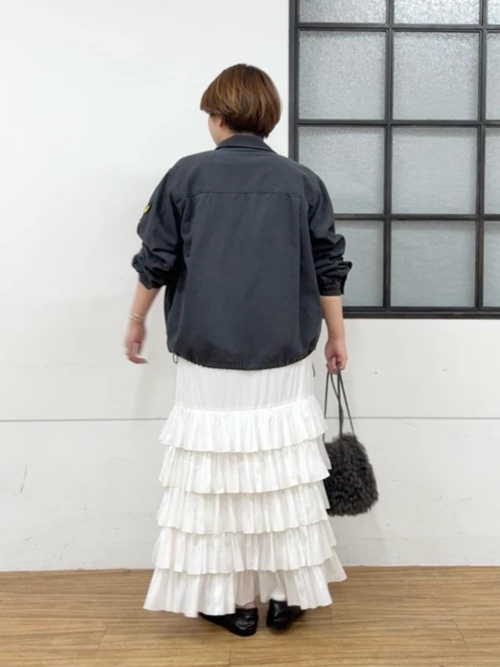 グレー系のシャツ/ブラウス、ホワイト系のTシャツ/カットソー、ホワイト系のスカートを着用したレディースの夏コーディネートの3枚目の写真