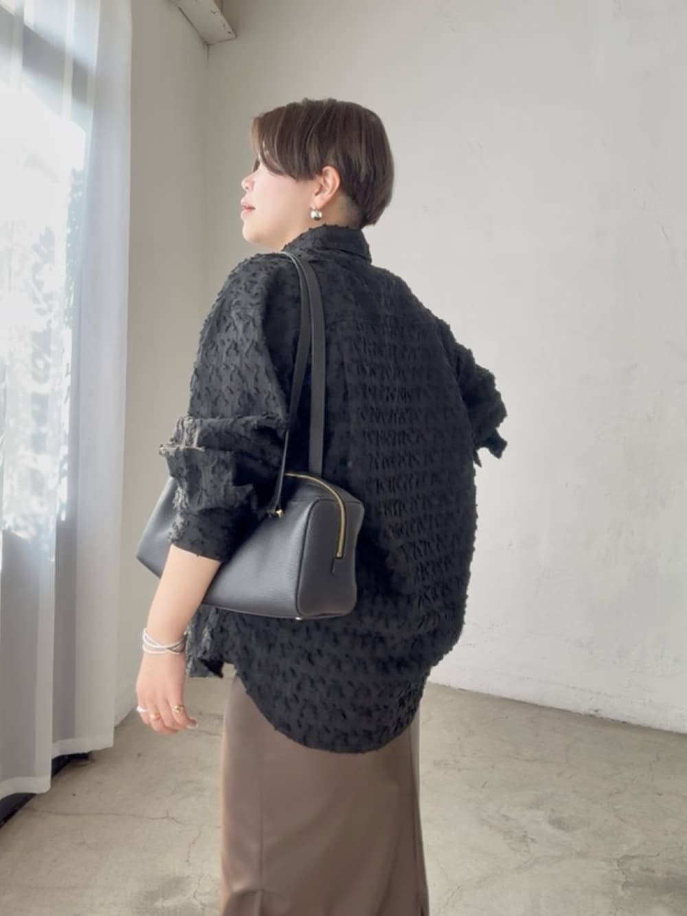 「シャツ、シャツスタイル、シャツコーデ、スカート、スカートスタイル、スカートコーデ、レザースカート、30代コーデ、30代ファッション、30代、アラサー、アラサーコーデ、アラフォー、アラフォーコーデ、きれいめカジュアル」｜「RIVE DROITEの予約【着映え◎】カットジャカードシャツ（シャツ/ブラウス、ブラック系）」を使った、asuka.kさん（レディース・161cm）の夏コーディネートの6枚目の写真