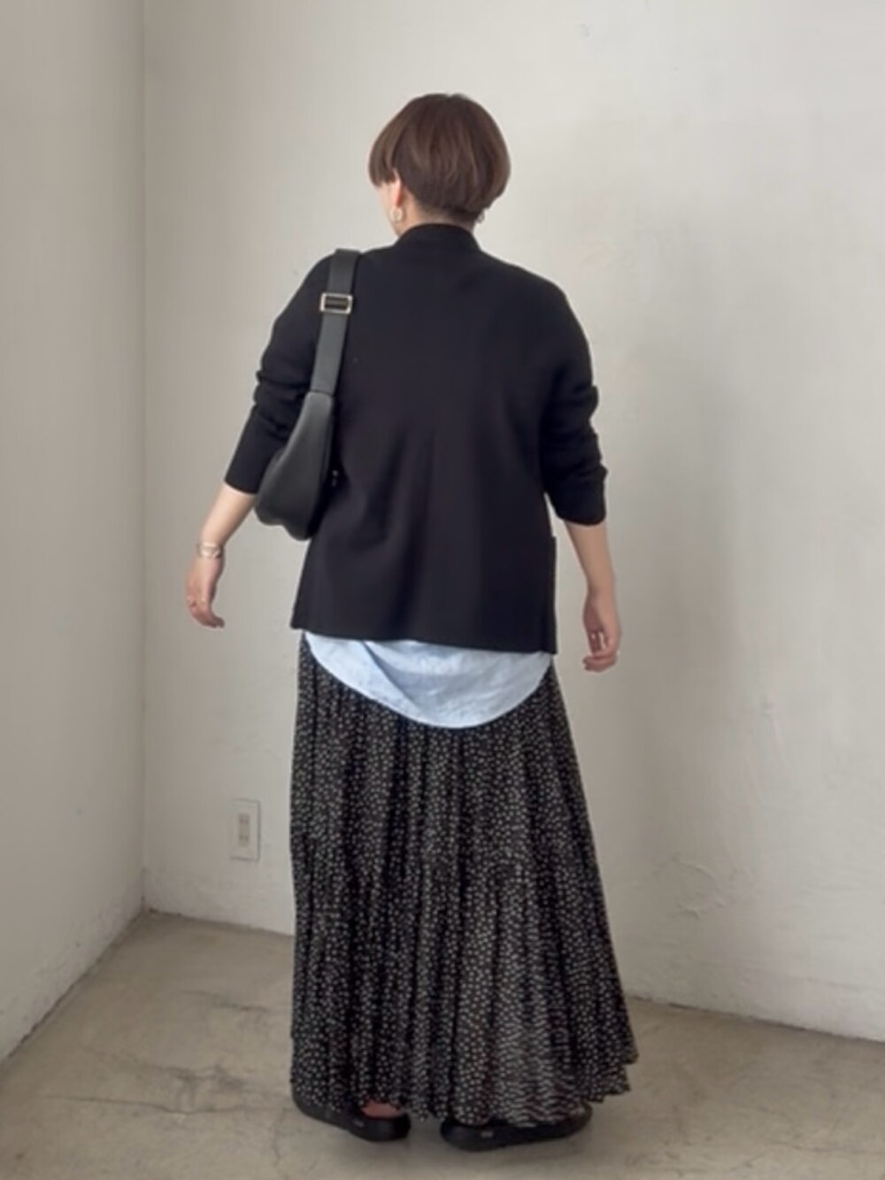 ブルー系のシャツ/ブラウス、ブラック系のスカート、ブルー系のテーラードジャケットを着用したレディースの夏コーディネートの3枚目の写真