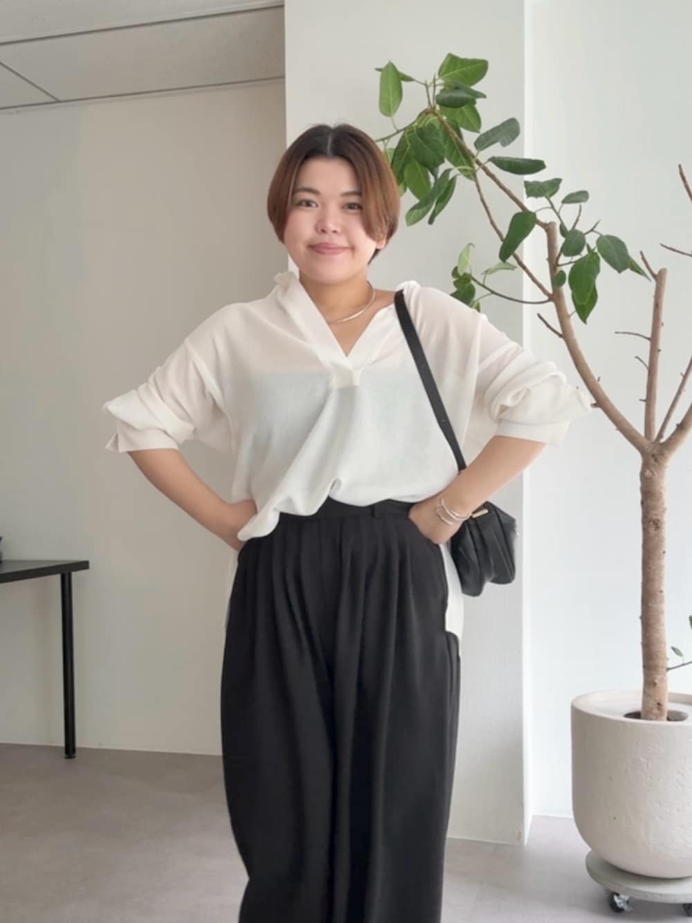 ホワイト系のシャツ/ブラウス、ブラック系のその他パンツ、ブラック系のショルダーバッグを着用したレディースの春コーディネートの4枚目の写真