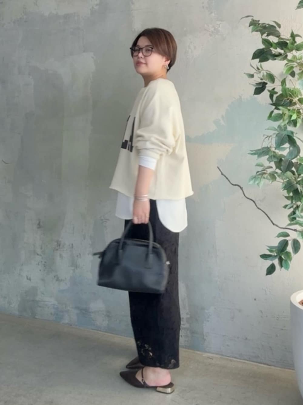 ホワイト系のスウェット、ホワイト系のTシャツ/カットソー、ブラック系のスカートを着用したレディースの冬コーディネートの3枚目の写真