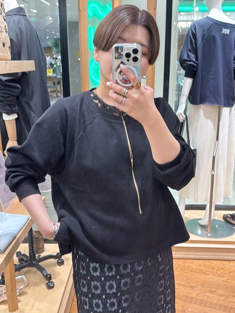 ブラック系のスウェット、ブラック系のワンピースを着用したレディースの春コーディネートの2枚目の写真