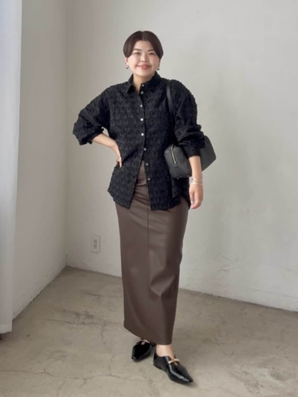 「シャツ、シャツスタイル、シャツコーデ、スカート、スカートスタイル、スカートコーデ、レザースカート、30代コーデ、30代ファッション、30代、アラサー、アラサーコーデ、アラフォー、アラフォーコーデ、きれいめカジュアル」｜「RIVE DROITEの予約【着映え◎】カットジャカードシャツ（シャツ/ブラウス、ブラック系）」を使った、asuka.kさん（レディース・161cm）の夏コーディネートの2枚目の写真