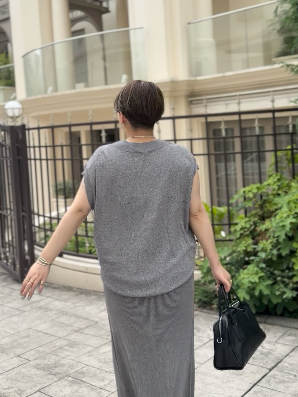 「セットアップ、セットアップスタイル、ニット、ニットコーデ、スカート、スカートスタイル、スカートコーデ、30代コーデ、30代、30代ファッション、アラサー、アラサーコーデ、アラフォーコーデ、アラフォー、グレーコーデ」｜「RIVE DROITEの【ひんやりタッチ・セットアップ対応可】レーヨン混バックテールニット（ニット/セーター、グレー系）」を使った、asuka.kさん（レディース・161cm）の夏コーディネートの4枚目の写真