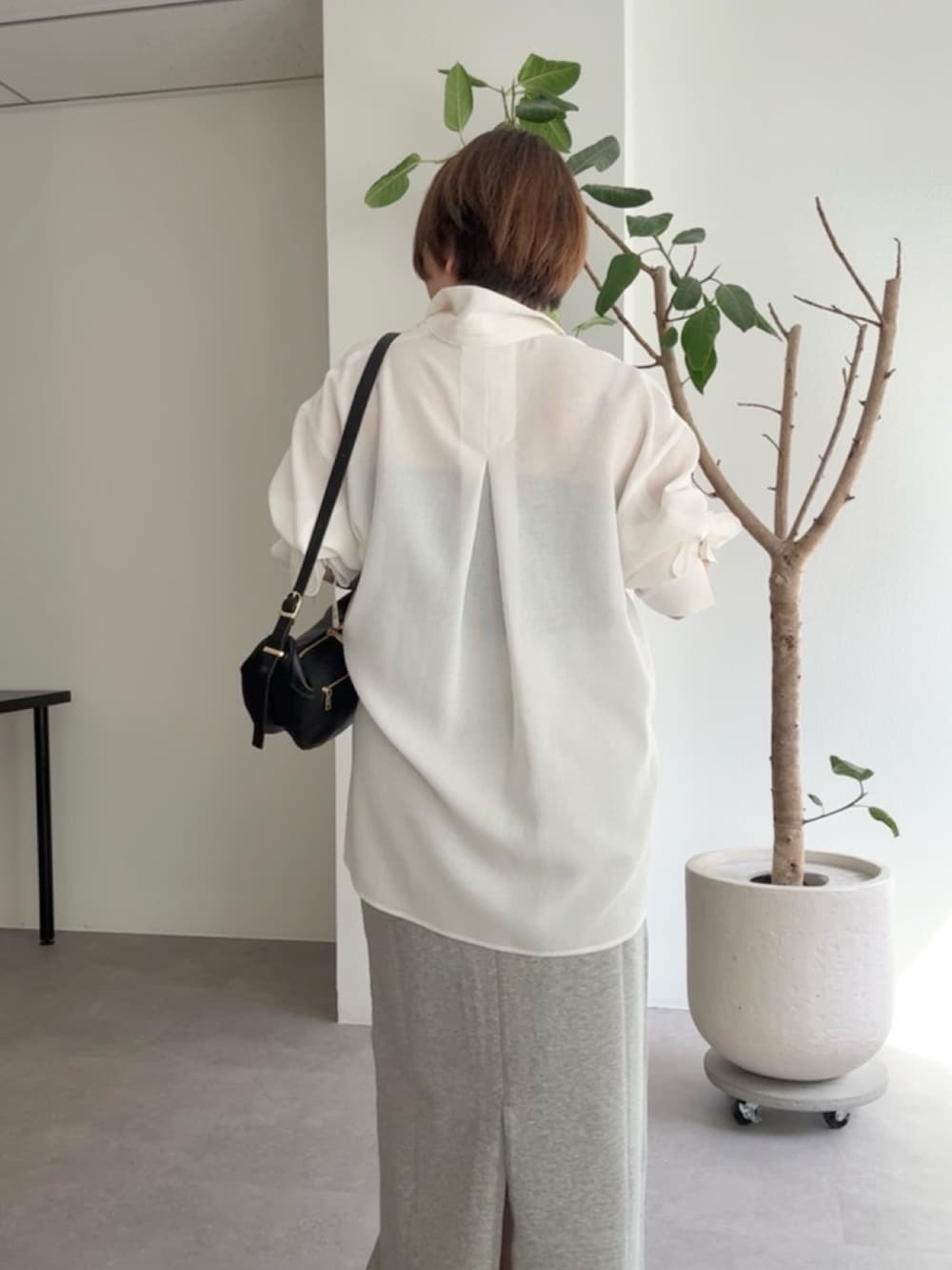 ホワイト系のシャツ/ブラウス、グレー系のスカート、ブラック系のショルダーバッグを着用したレディースの春コーディネートの6枚目の写真