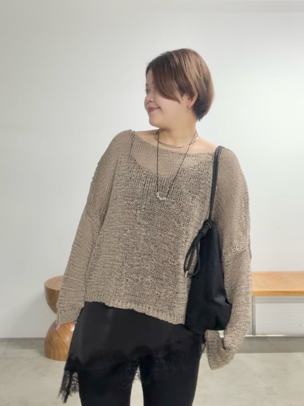 ブラウン系のニット/セーター、ブラック系のキャミソール、ブラック系のその他パンツを着用したレディースの春コーディネートの4枚目の写真