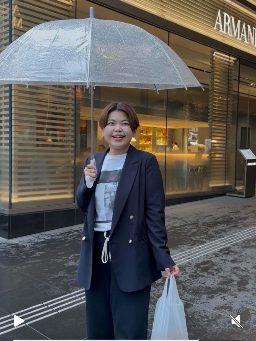 「梅雨コーデ、梅雨、雨の日コーデ、おでかけコーデ、オトナカジュアル、楽チンコーデ、30代コーデ、30代ファッション、アラサー、アラサーコーデ、アラフォー、アラフォーコーデ、ジャケット、ジャケットスタイル、スウェットパンツ」｜「RIVE DROITEの【オンオフ着れる】ライトピークドラペルジャケット（テーラードジャケット、ブルー系）」を使った、asuka.kさん（レディース・161cm）の夏コーディネートの3枚目の写真