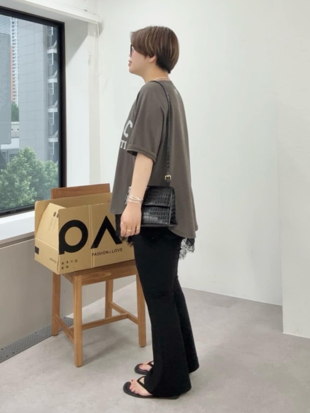 ブラウン系のTシャツ/カットソー、ブラック系のキャミソール、ブラック系のその他パンツを着用したレディースの夏コーディネートの2枚目の写真