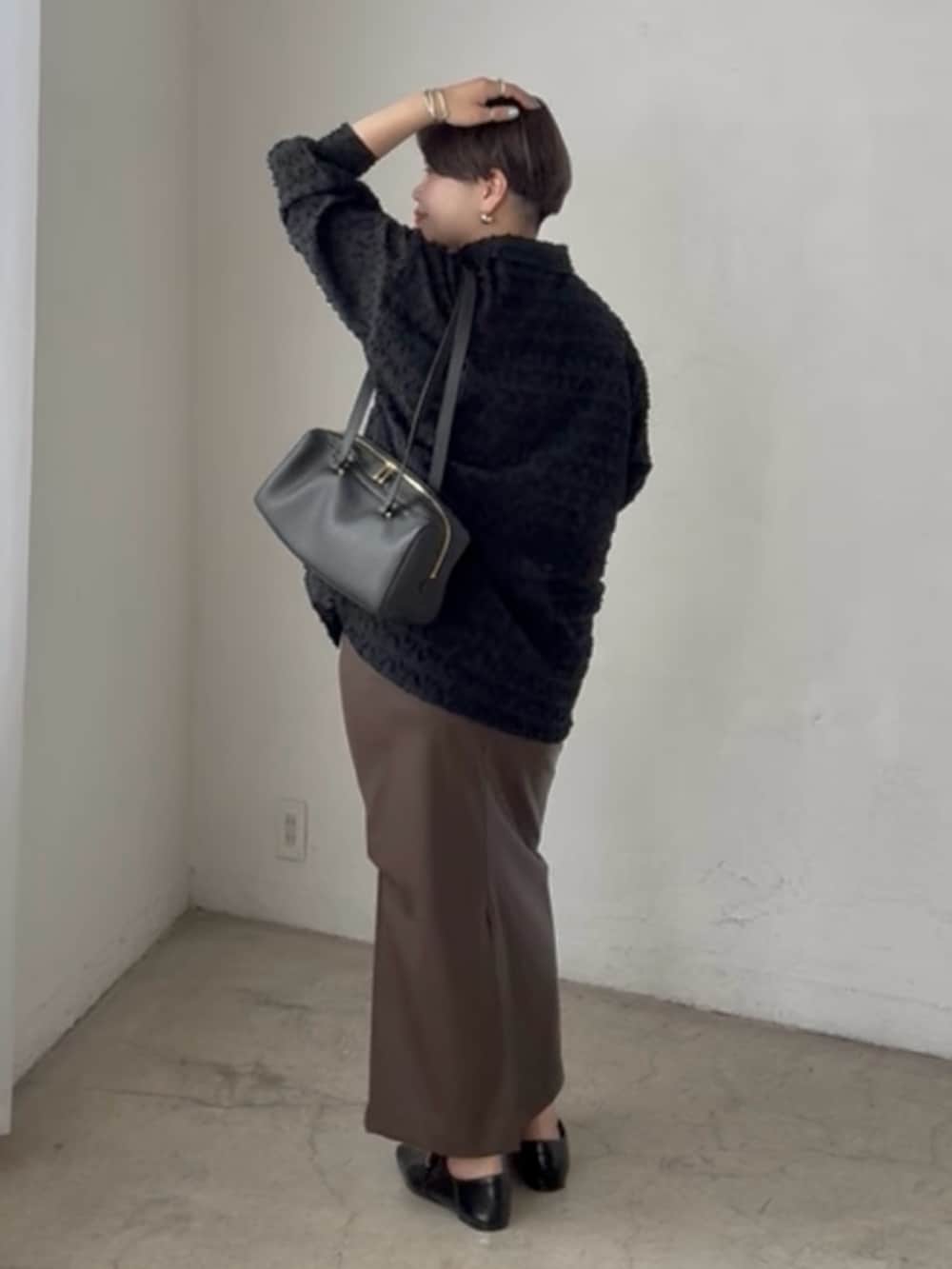 「シャツ、シャツスタイル、シャツコーデ、スカート、スカートスタイル、スカートコーデ、レザースカート、30代コーデ、30代ファッション、30代、アラサー、アラサーコーデ、アラフォー、アラフォーコーデ、きれいめカジュアル」｜「RIVE DROITEの予約【着映え◎】カットジャカードシャツ（シャツ/ブラウス、ブラック系）」を使った、asuka.kさん（レディース・161cm）の夏コーディネートの4枚目の写真