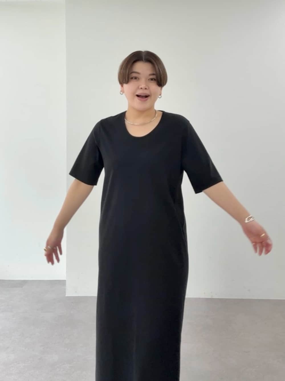 ブラック系のワンピースを着用したレディースの春コーディネートの4枚目の写真