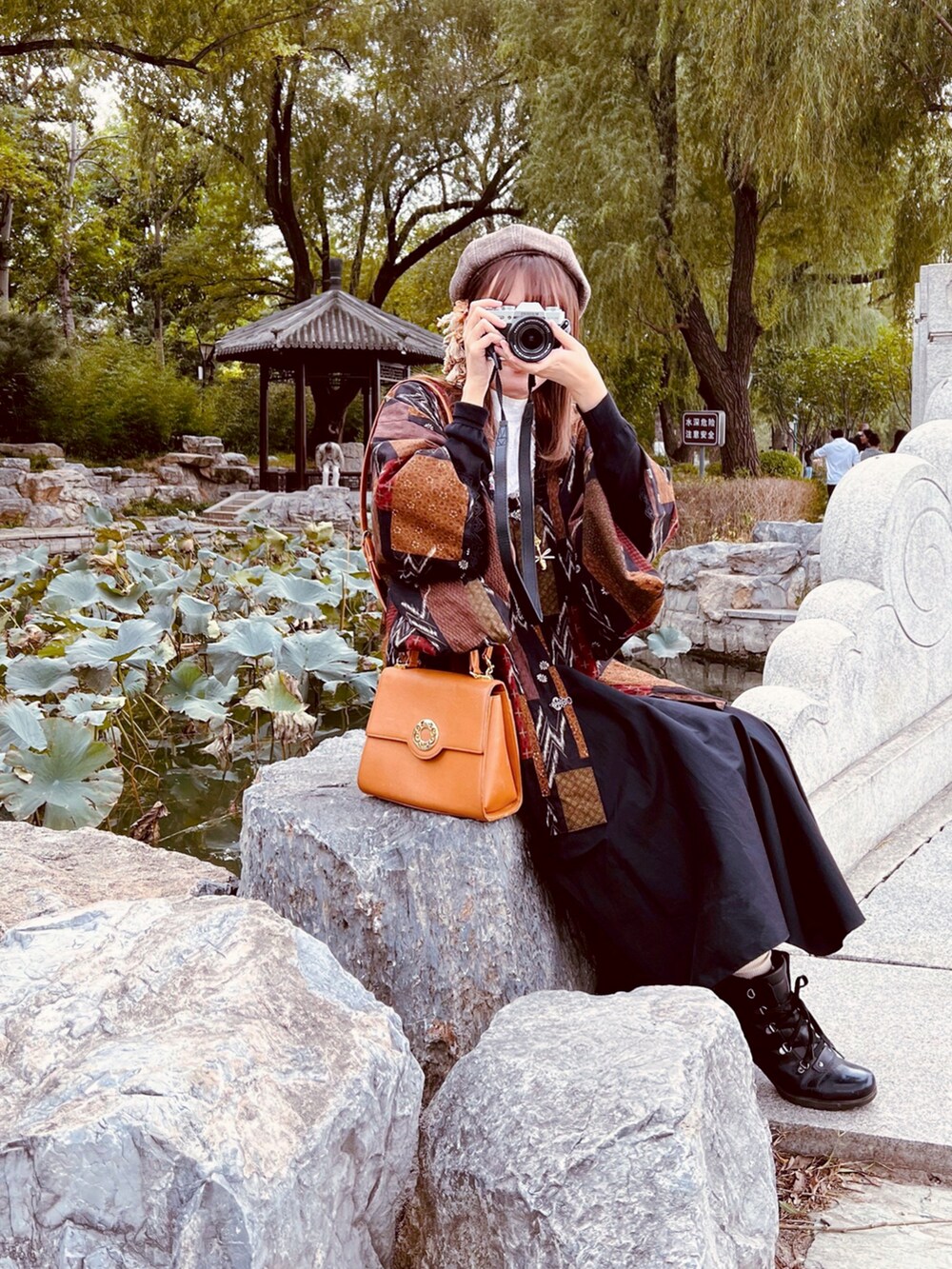 ホワイト系のシャツ/ブラウス、ブラウン系のバッグ、ブラック系のブーツを着用したレディースの秋コーディネートの3枚目の写真