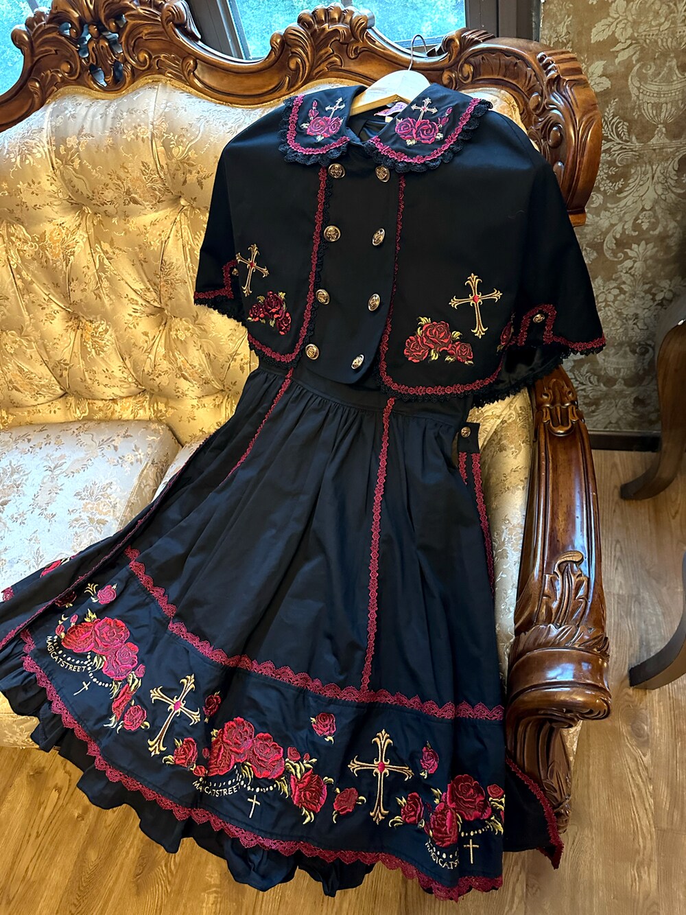 ブラック系のパンプス、ブラック系のワンピース/ドレスを着用したレディースの夏コーディネートの2枚目の写真