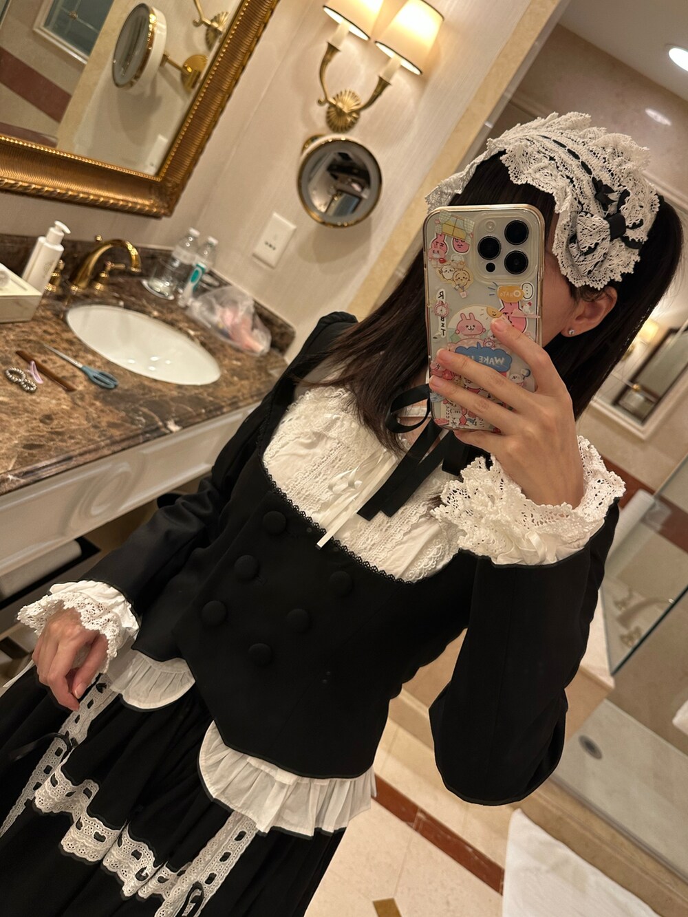 ホワイト系のトップス、ブラック系のジャケット/アウターを着用したレディースの冬コーディネートの2枚目の写真