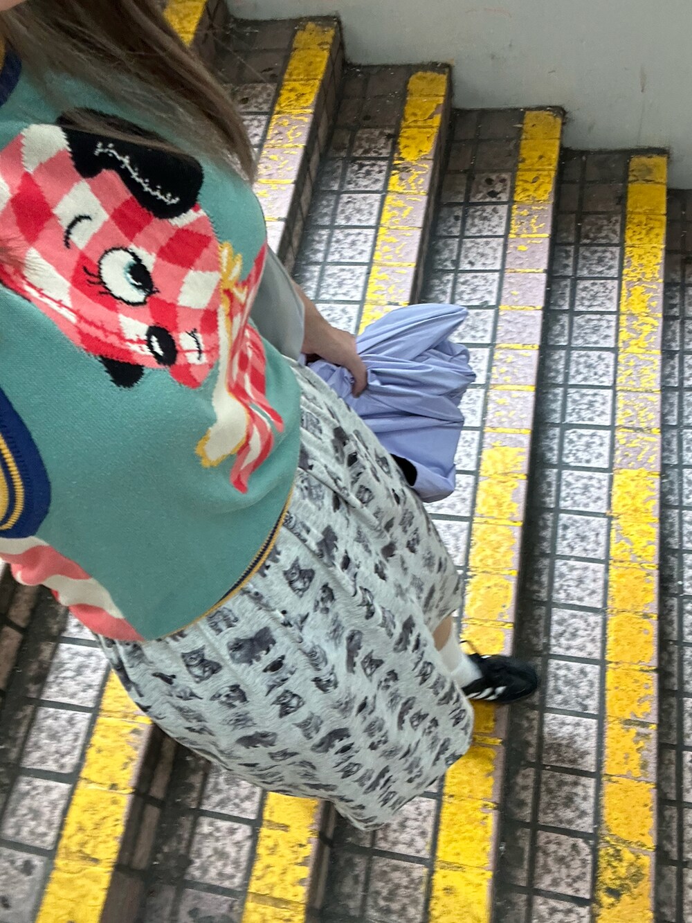 ブルー系のトップス、ブラック系のスニーカーを着用したレディースの秋コーディネートの4枚目の写真