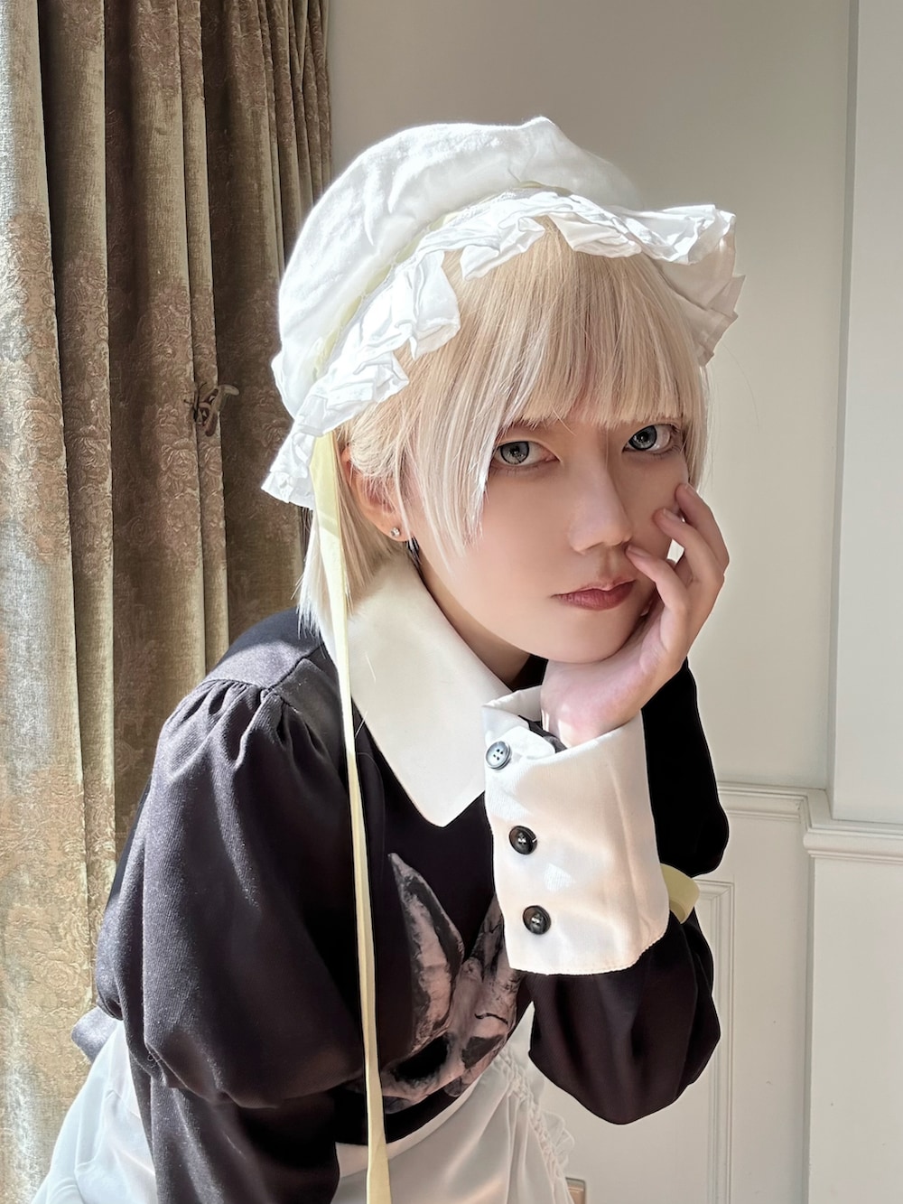 ブラック系のブーツ、ホワイト系の帽子を着用したレディースの冬コーディネートの3枚目の写真