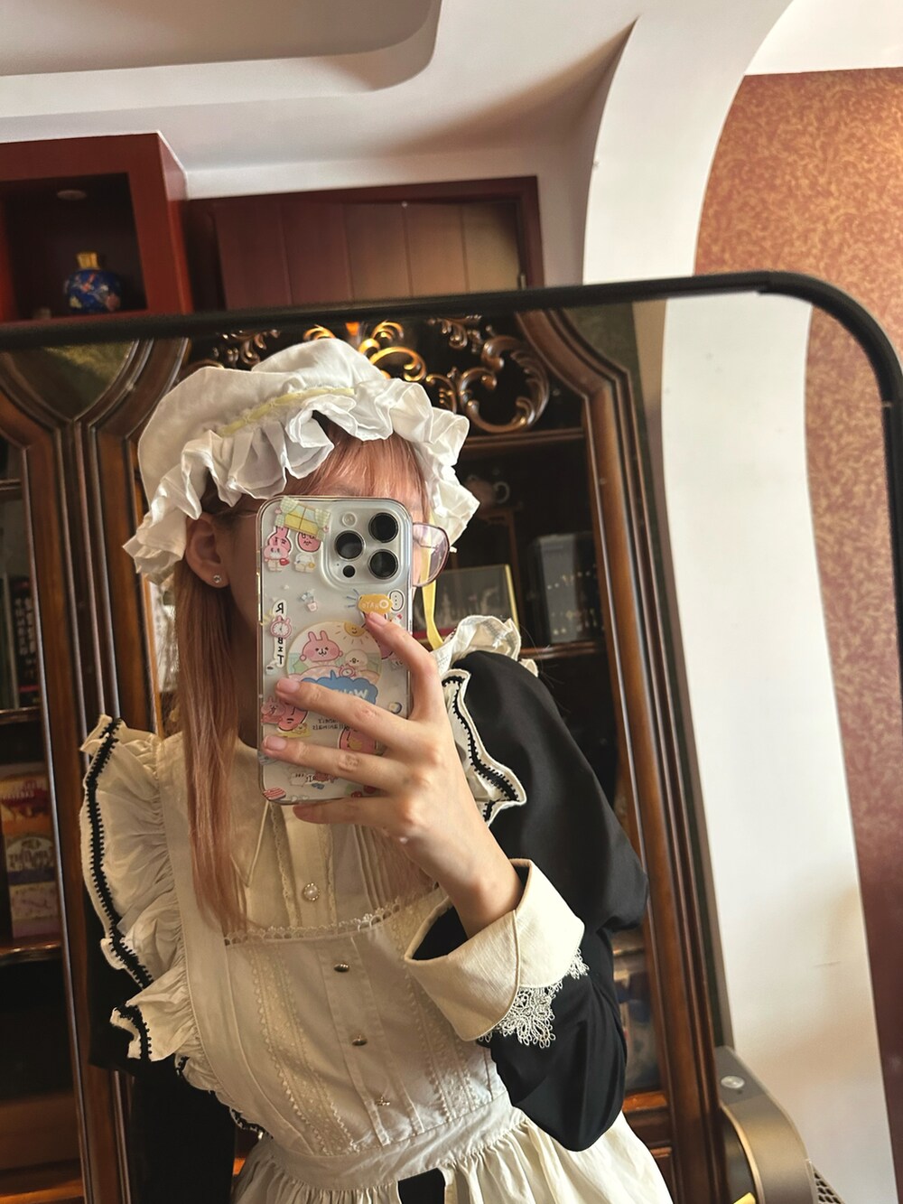 ホワイト系の帽子を着用したレディースの冬コーディネートの2枚目の写真