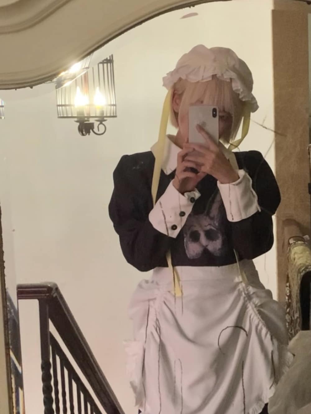 ブラック系のブーツ、ホワイト系の帽子を着用したレディースの冬コーディネートの4枚目の写真