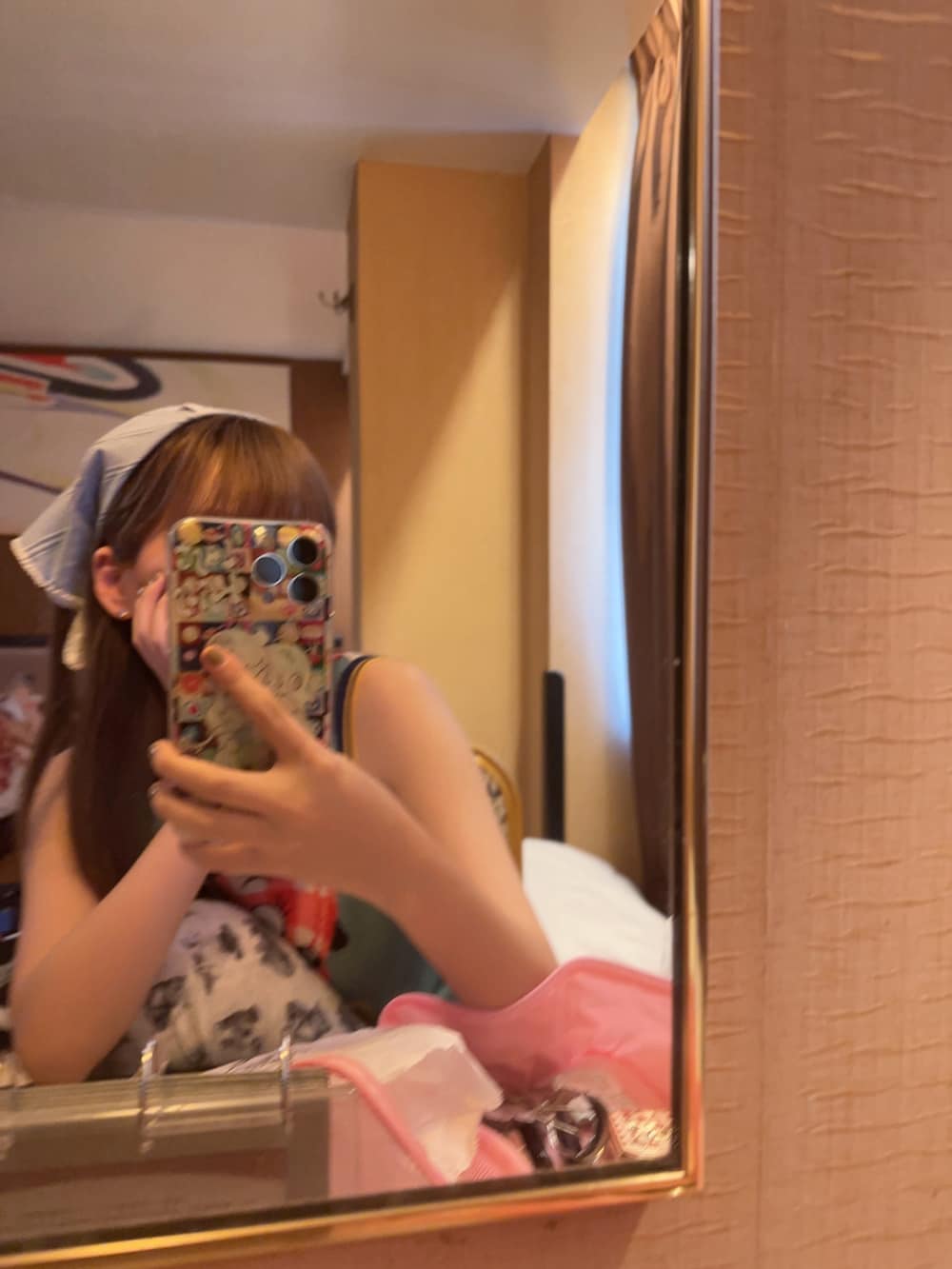 ブルー系のトップス、ブラック系のスニーカーを着用したレディースの秋コーディネートの3枚目の写真