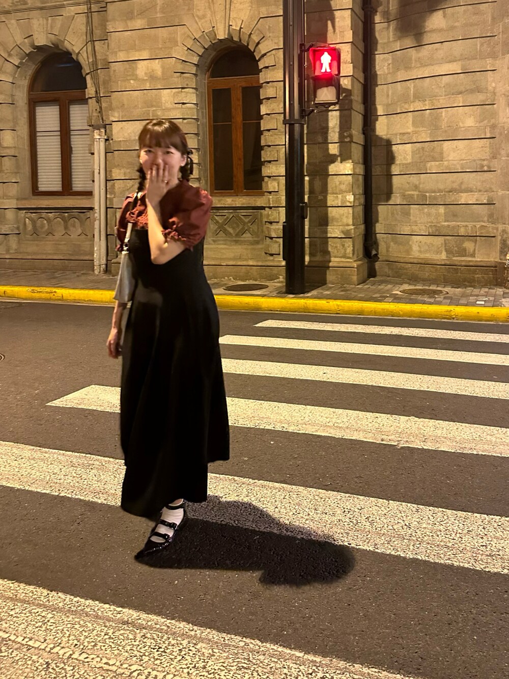 ブラック系のワンピースを着用したレディースの秋コーディネートの2枚目の写真