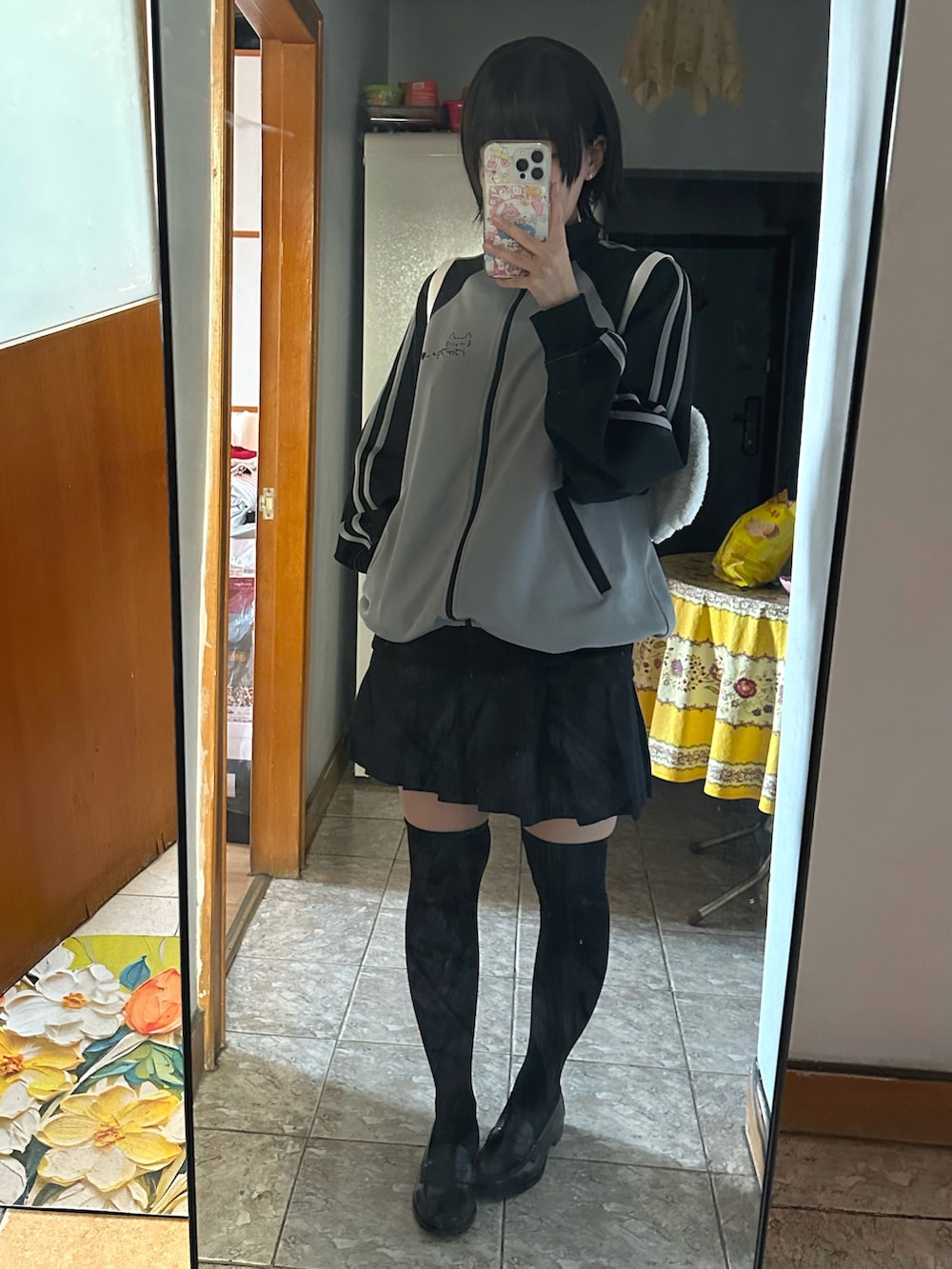 ブラック系のローファー、ブラック系のニットキャップ/ビーニーを着用したレディースの春コーディネートの2枚目の写真