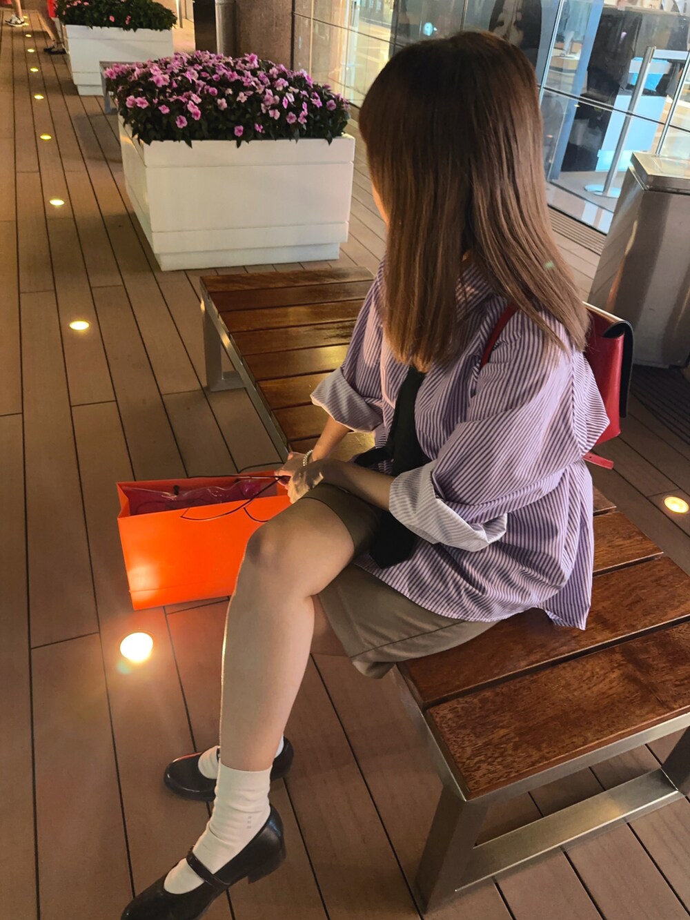 ベージュ系のパンツを着用したレディースの秋コーディネートの2枚目の写真