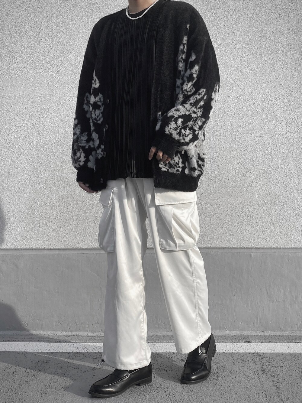 ブラック系のカーディガン/ボレロ、ブラック系のスウェット、ホワイト系のカーゴパンツを着用したメンズの秋コーディネートの2枚目の写真