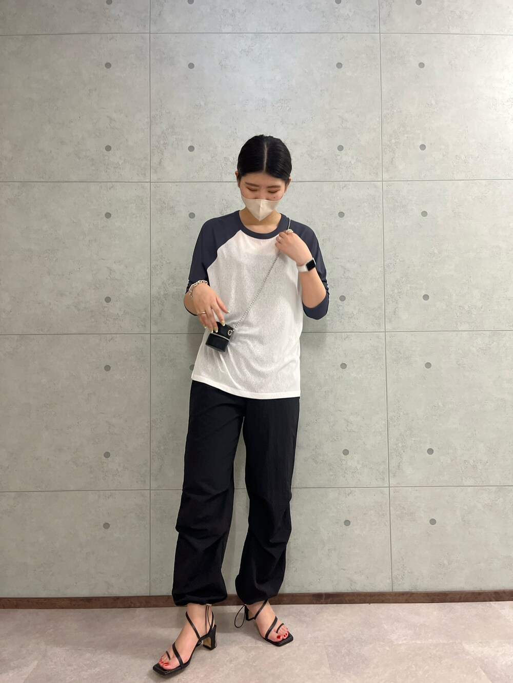 ホワイト系のTシャツ/カットソー、ブラック系のその他パンツ、ブラック系のサンダルを着用したレディースの夏コーディネートの2枚目の写真