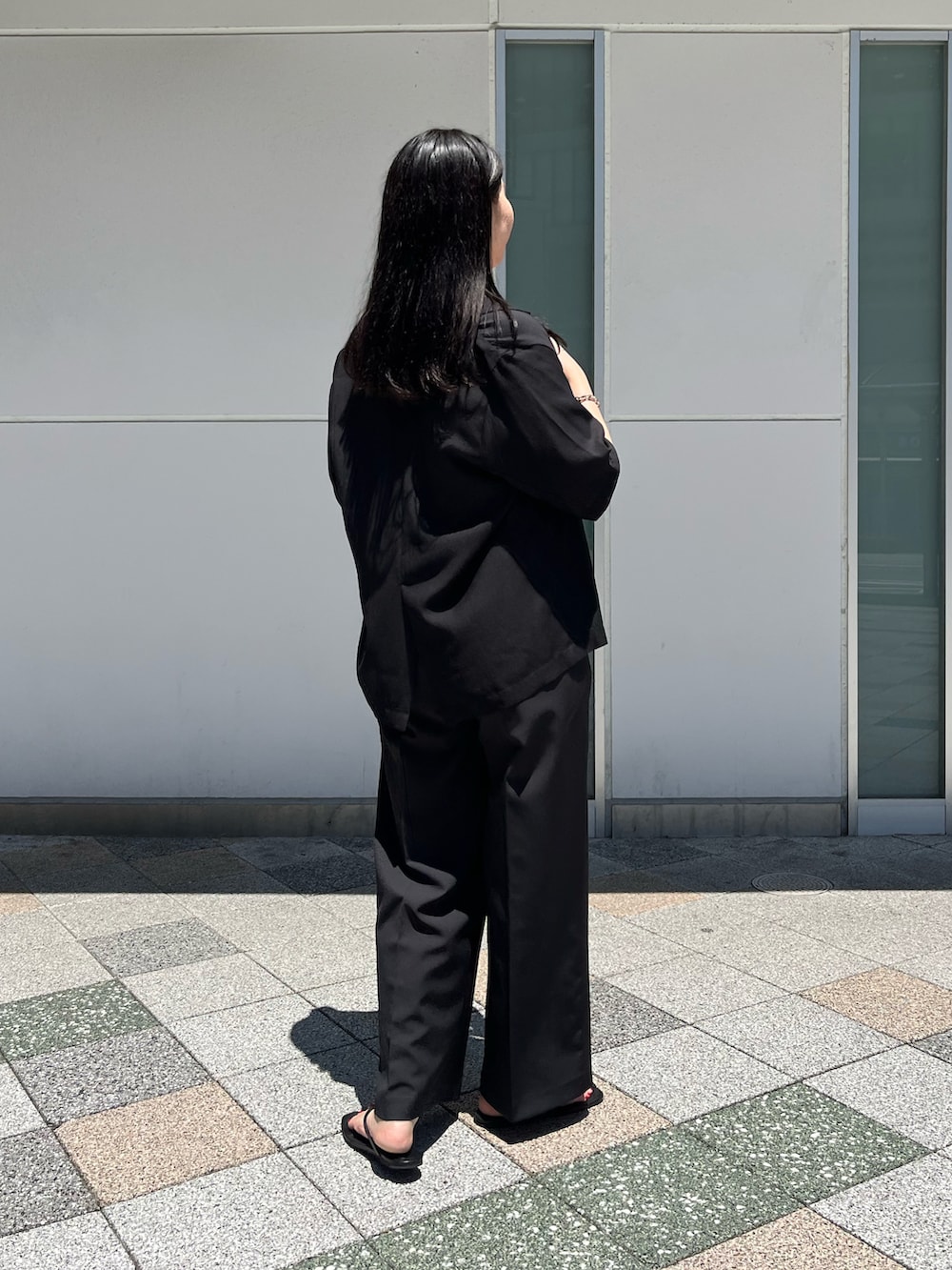 「シンプルコーデ、大人かわいい、カジュアル、パンツコーデ、大人女子、着回しコーデ、ジャケット、ワイドパンツ、ユニクロ、おしゃれさんと繋がりたい、モノトーン、モノトーンコーデ、カジュアルコーデ、オトナカジュアル、おでかけコーデ」｜「CAPRICIEUX LE'MAGEの＜新色追加/ブルー＞2タックワイドパンツ（その他パンツ、ブラック系）」を使った、gussan_lemageさん（レディース・168cm）の夏コーディネートの4枚目の写真