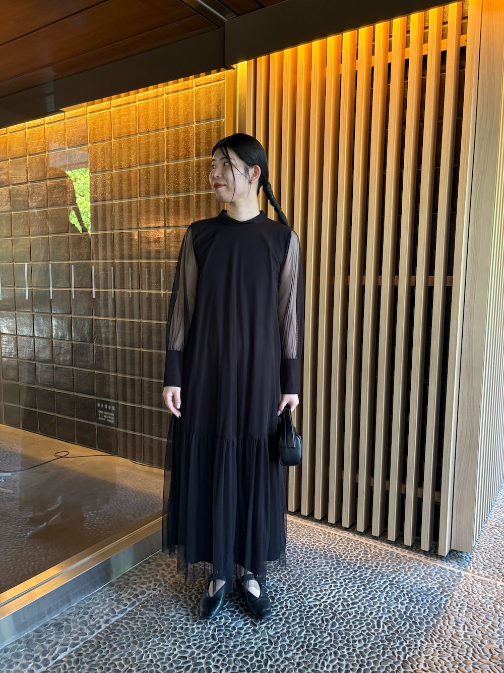 「最近のいい感じコーデ、大人カジュアル、春夏コーデ、ワンピース、休日スタイル、今日のコーデ、大人コーデ、大人かわいい、結婚式、オケージョン、パーティースタイル、お呼ばれスタイル、きれいめ、ママコーデ、高身長女子」｜「CAPRICIEUX LE'MAGEの【オケージョンアイテム】【サイズ展開あり】チュールハイネックワンピース（ワンピース、ブラック系）」を使った、gussan_lemageさん（骨格ウェーブ・レディース・168cm）の春コーディネートの4枚目の写真